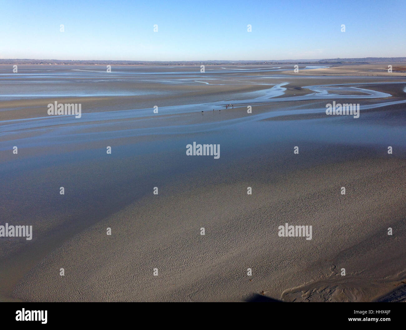 Marée basse à Mont-Saint-Michel en hiver, Normandie, France. La surface de l'eau et de sable. Banque D'Images