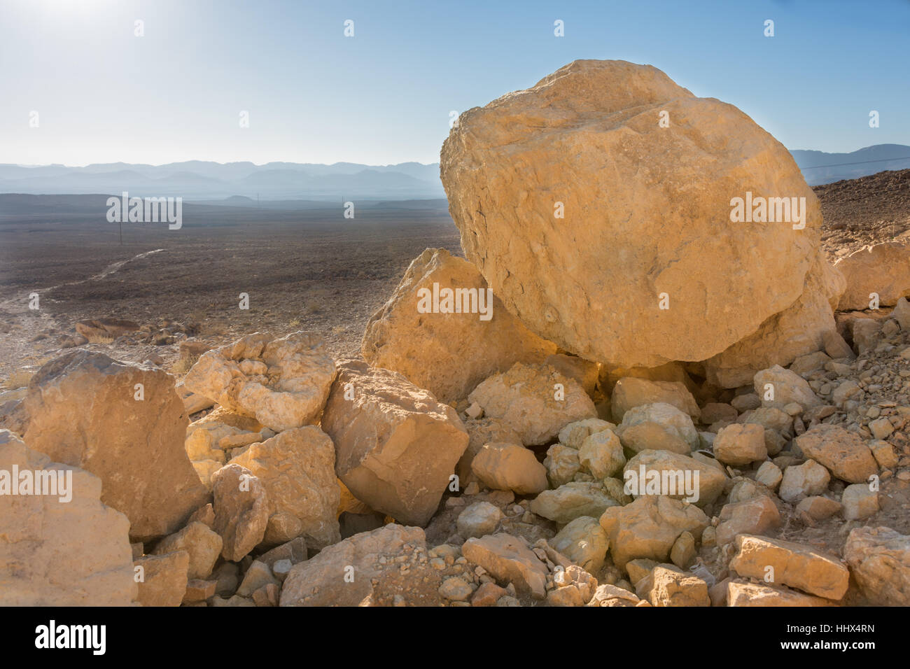Des roches dans le désert du Néguev, le lever du soleil, dans le sud d'Israël, entre Mizpe Ramon et Eilat Banque D'Images