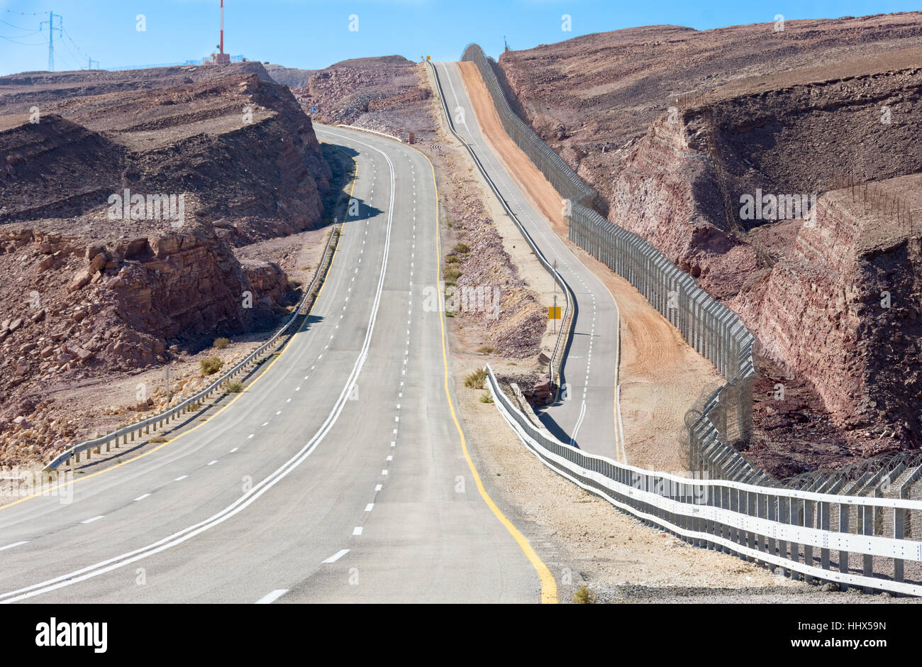 La nouvelle frontière entre Israël (désert du Néguev) et l'Égypte (désert du Sinaï) avec la route de patrouille de la protection de la frontière Banque D'Images