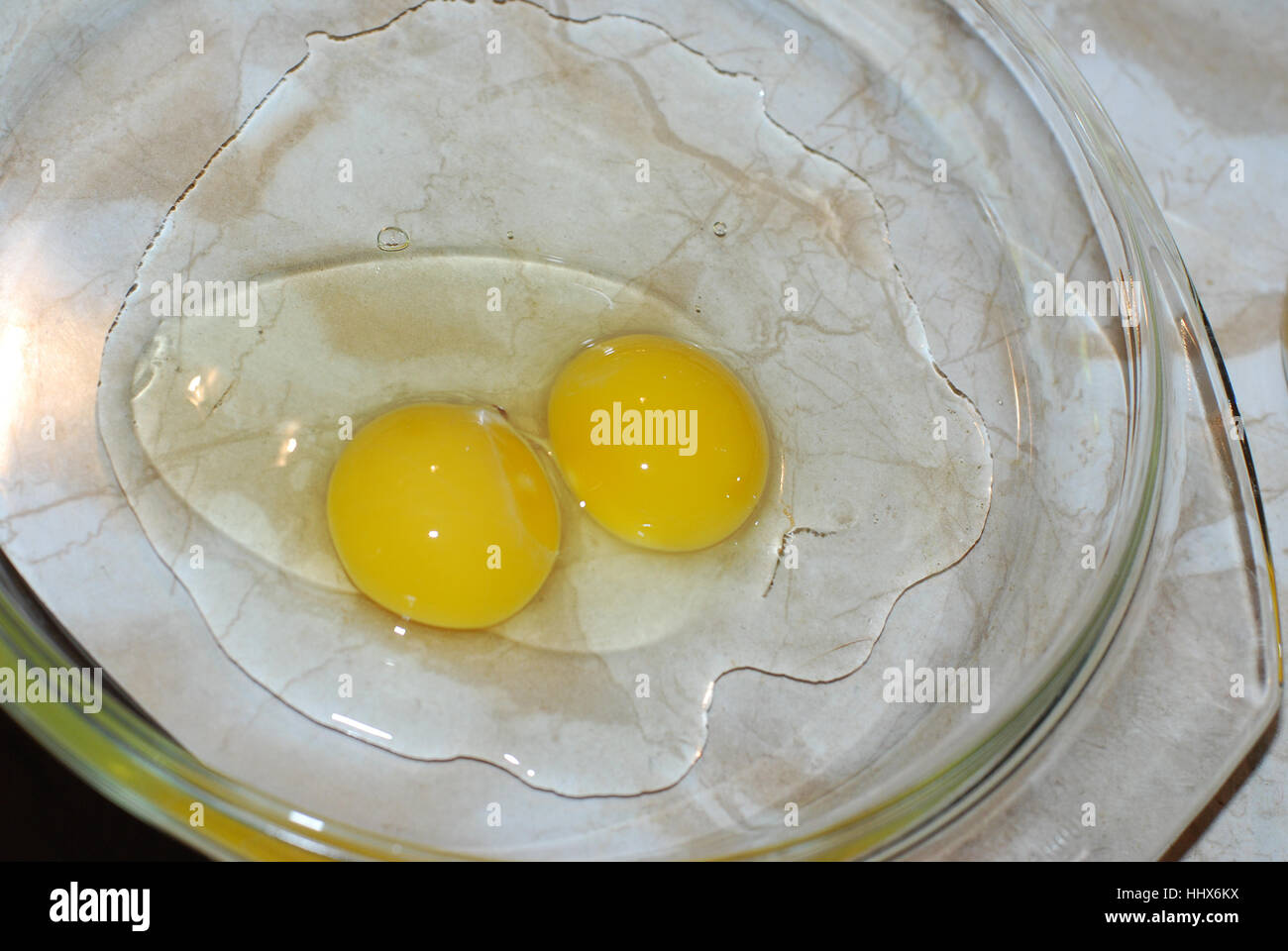 Les oeufs de poule jaune brisée sur un plat Banque D'Images