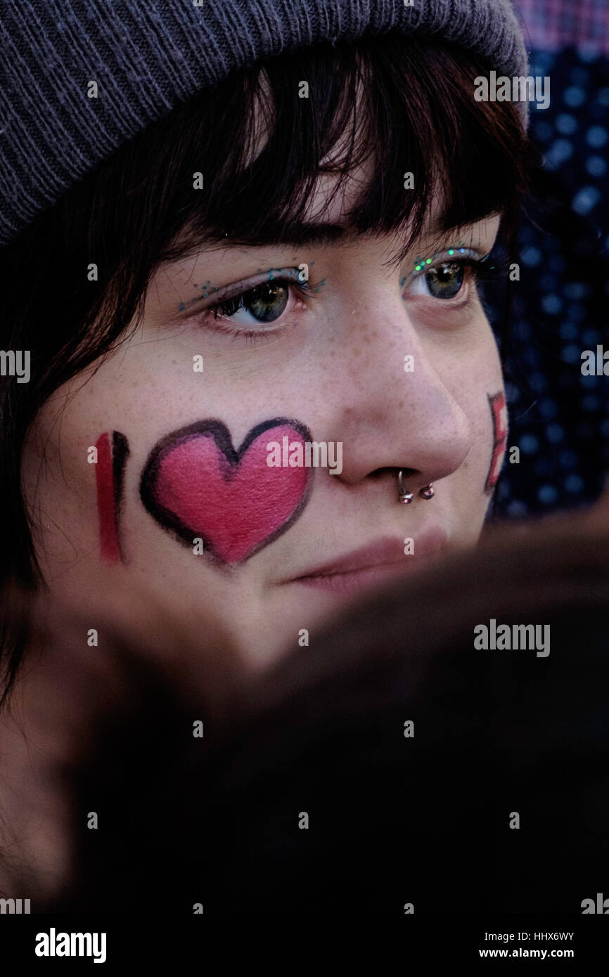 Femme avec 'je' de l'UE coeur peint sur ses joues assiste à la Marche pour l'Europe Banque D'Images