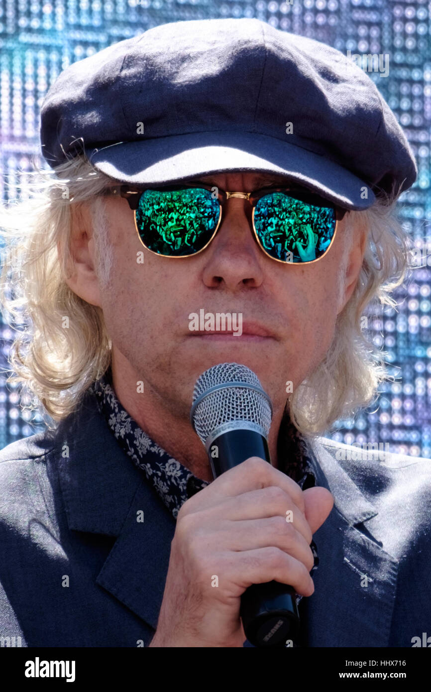 Bob Geldof parle à mars pour l'Europe. La foule de manifestants se reflètent dans ses lunettes Banque D'Images