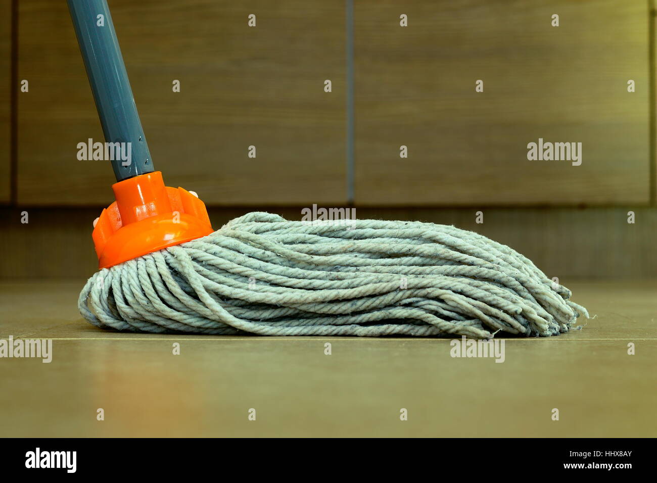 Gros plan du nettoyage du plancher de céramique avec un mop Banque D'Images