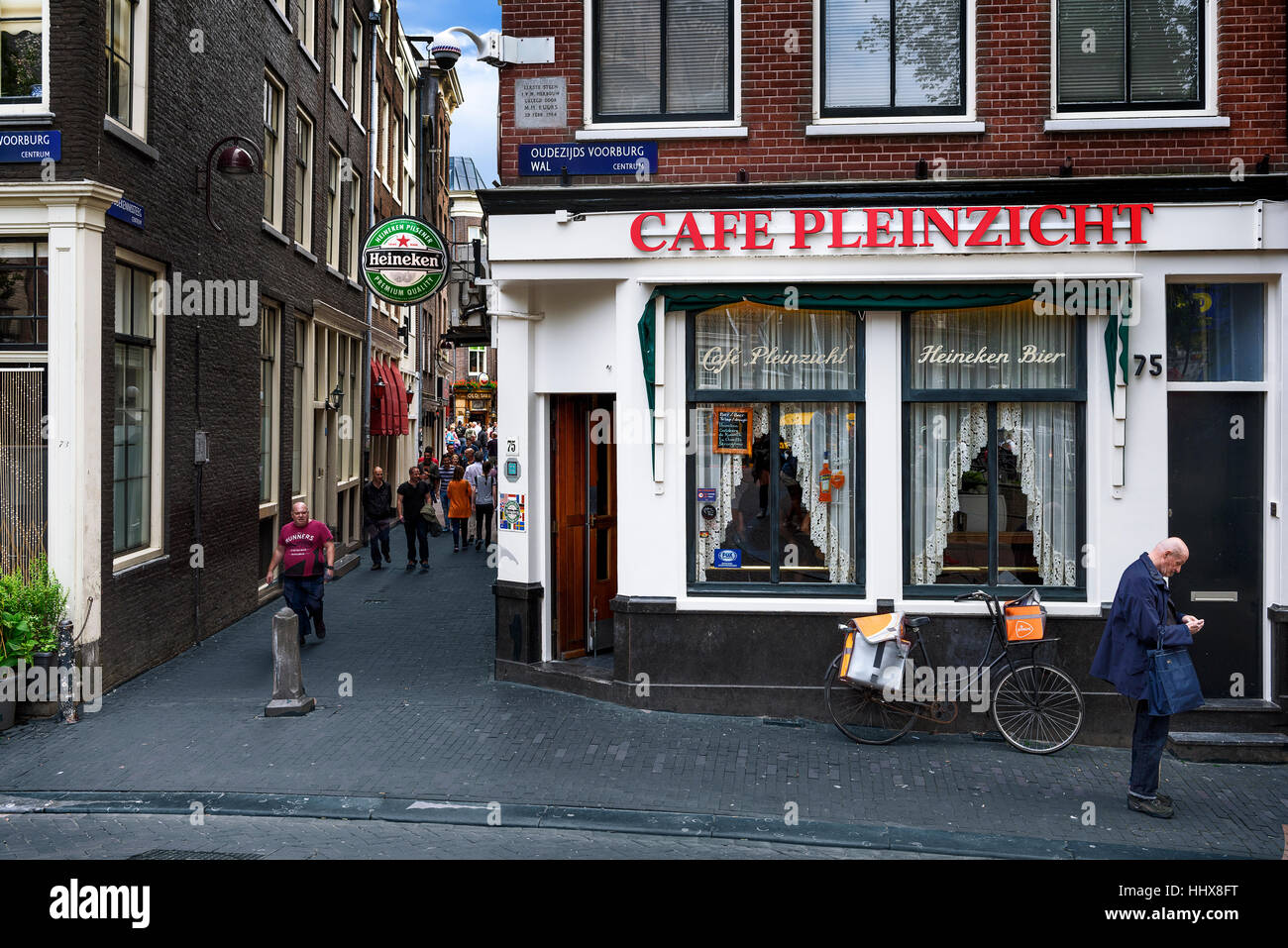 AMSTERDAM, Pays-Bas - le 7 juillet 2016 : rue typique ainc café traditionnel quartier est proche - quartier spécial est plein avec un vintage Banque D'Images