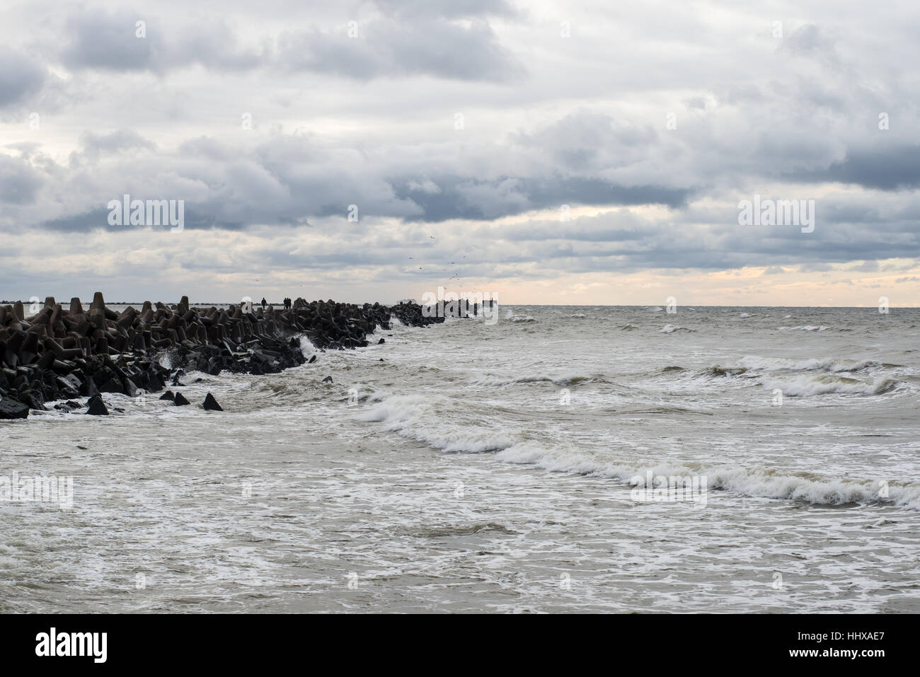 Le concassage des pierres et des vagues ruines du vieux fort au coucher du soleil sur la plage Banque D'Images