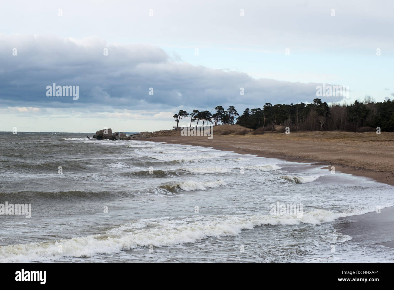 Le concassage des pierres et des vagues ruines du vieux fort au coucher du soleil sur la plage Banque D'Images
