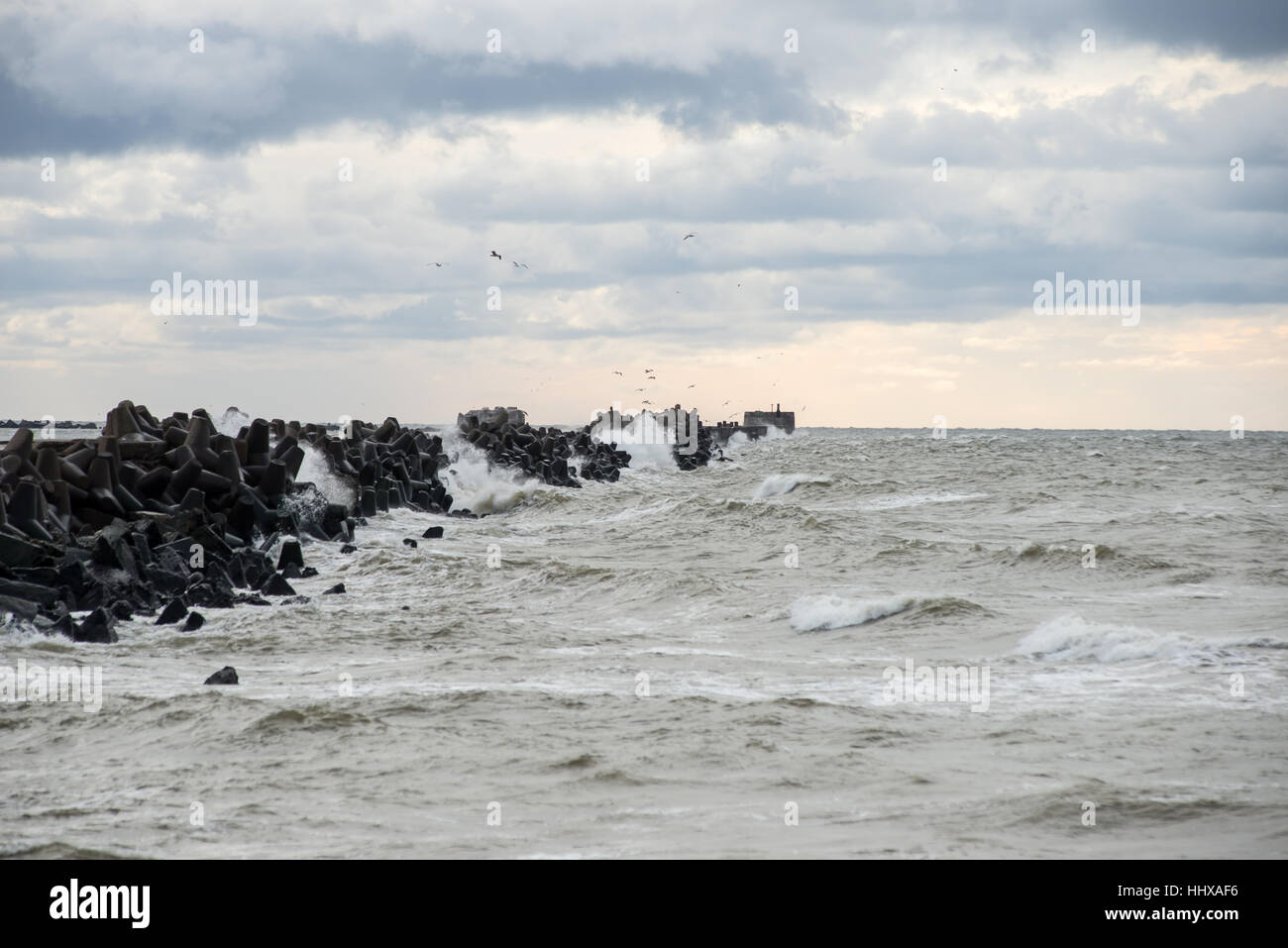 Le concassage des pierres et des vagues ruines du vieux fort au coucher du soleil sur la plage Banque D'Images