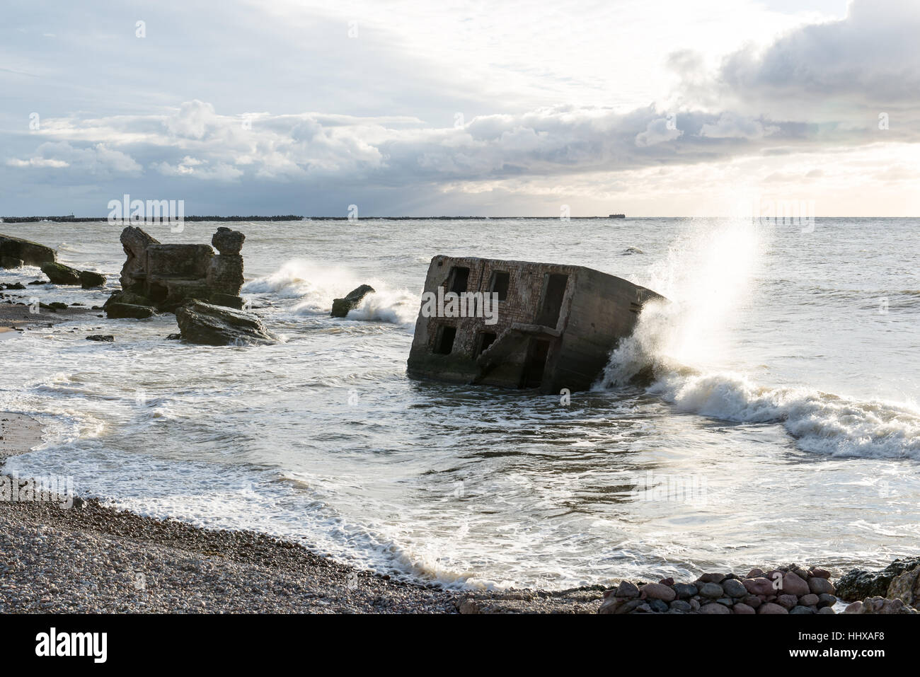 Le concassage des pierres et des vagues ruines du vieux fort au coucher du soleil sur la plage Banque D'Images