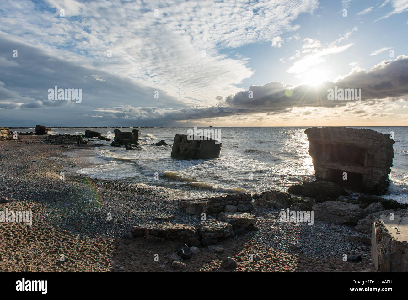 Le concassage des pierres et des vagues ruines du vieux fort au coucher du soleil sur la plage Banque D'Images