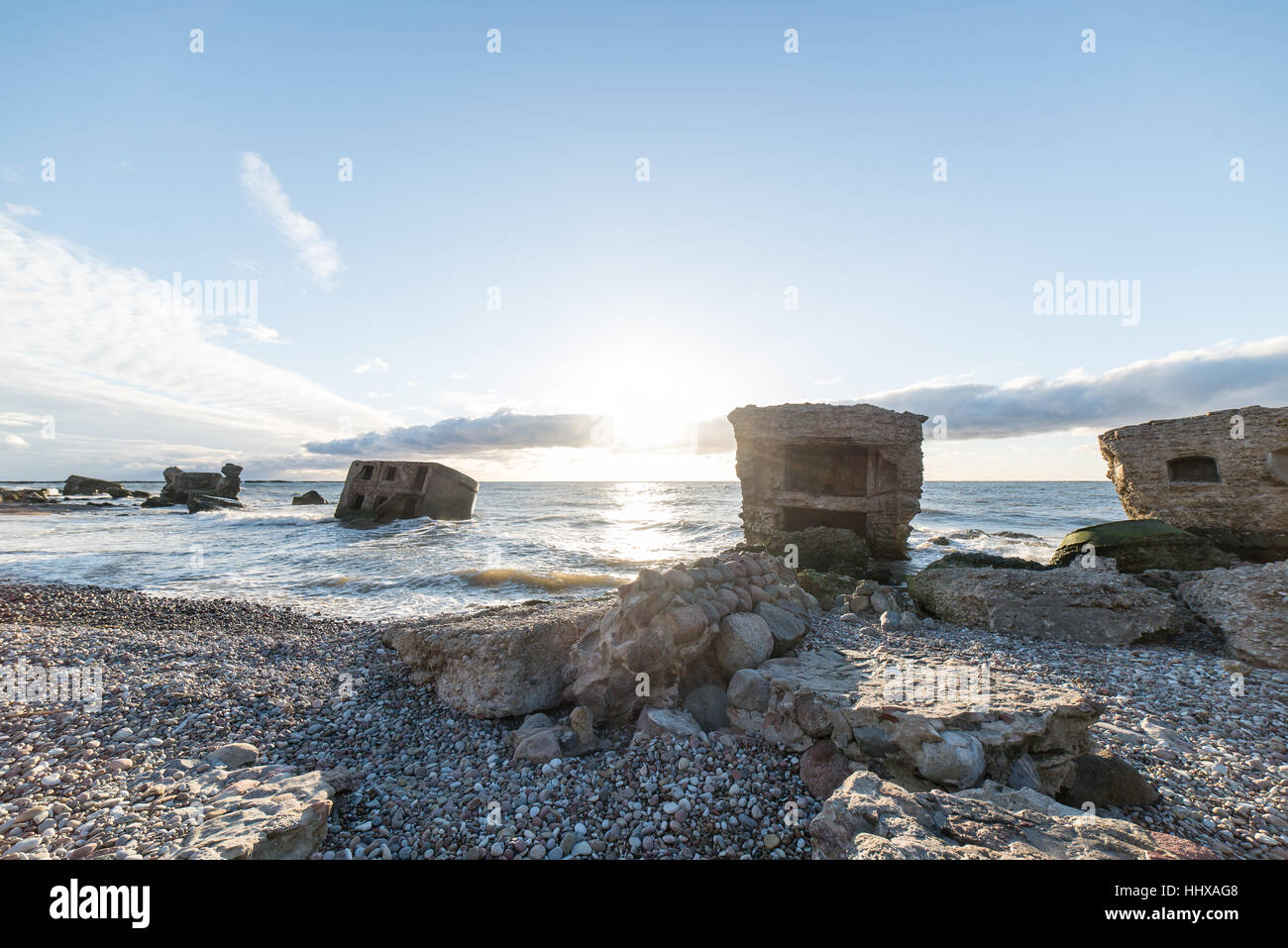 Le concassage des pierres et des vagues ruines du vieux fort au coucher du soleil sur la plage Banque D'Images