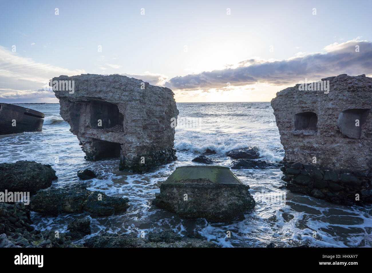 Le concassage des pierres et des vagues ruines du vieux fort au coucher du soleil sur la plage Banque D'Images