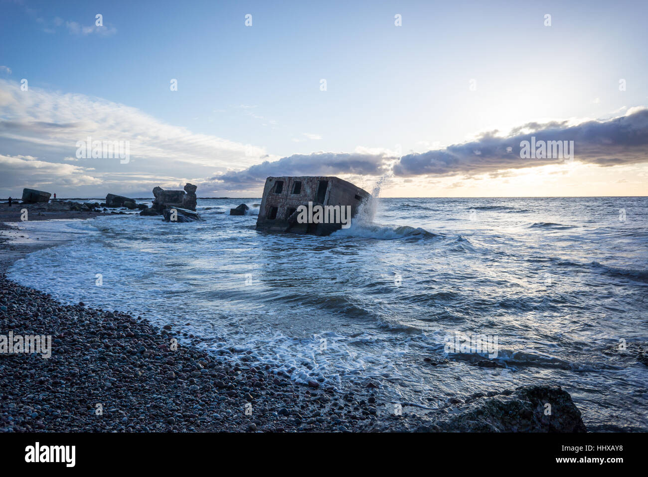 Le concassage des pierres et des vagues ruines du vieux fort au coucher du soleil sur la plage Banque D'Images