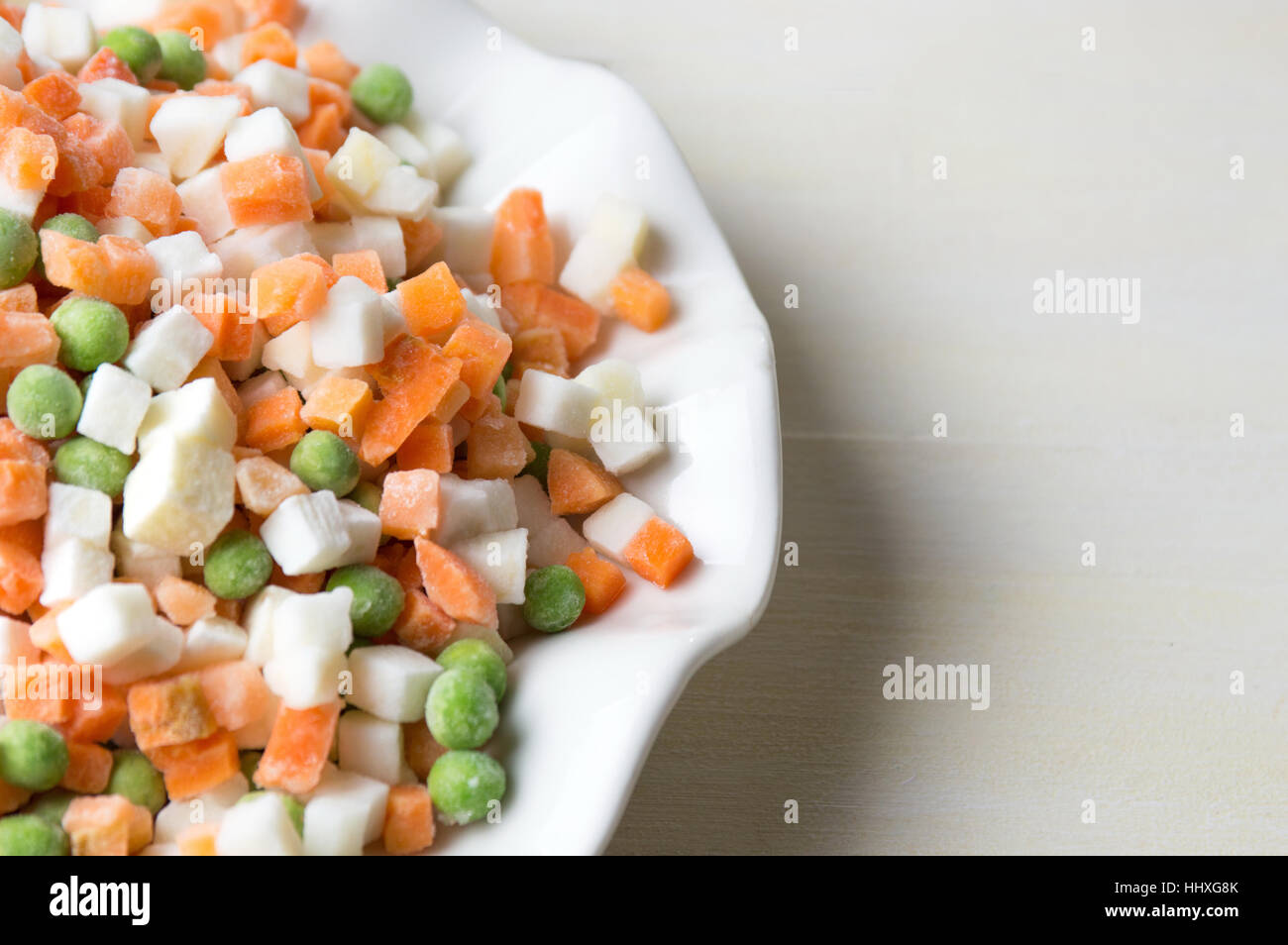 Les légumes congelés sur une plaque pour faire salad Banque D'Images