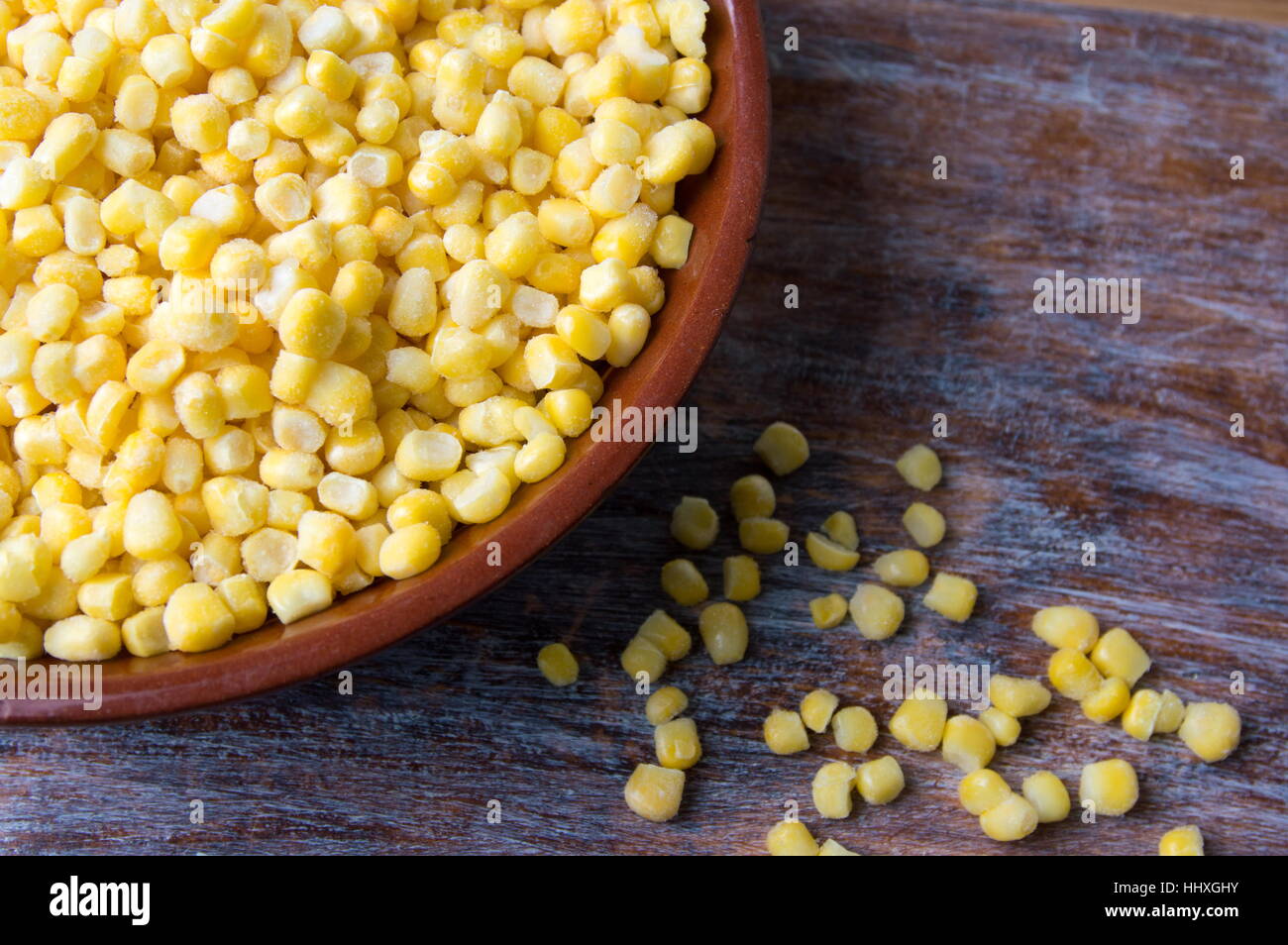 Maïs doux congelé dans un bol sur une table Banque D'Images