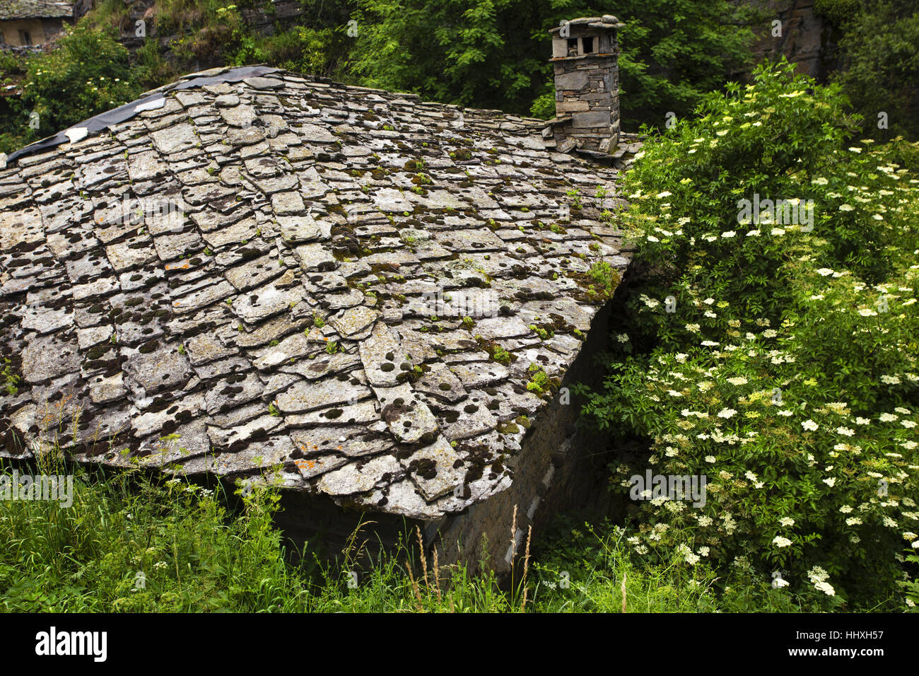 Maison avec toit en pierre dans la montagne Banque D'Images