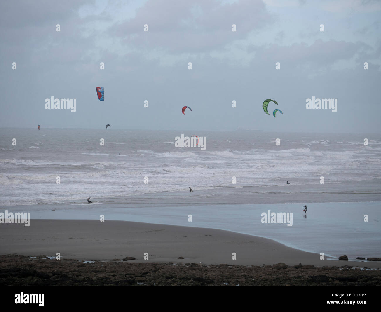 Une foule de kite surfeurs troupeau recueillir près de Wimereux, près de Calais, dans le nord de la France pour profiter des vents forts Banque D'Images