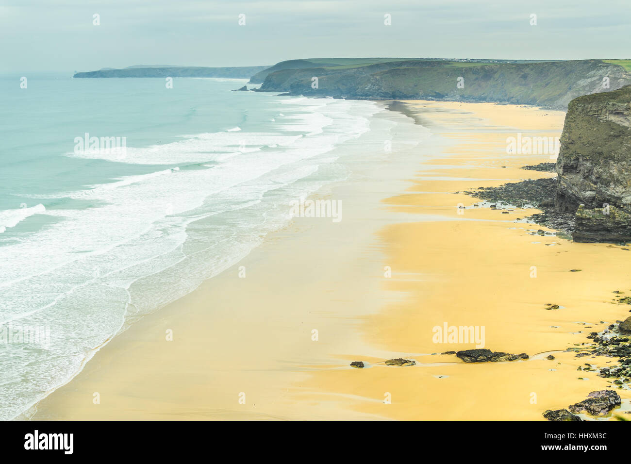 L'océan Atlantique à Watergate Bay, Cornwall, Angleterre. Banque D'Images