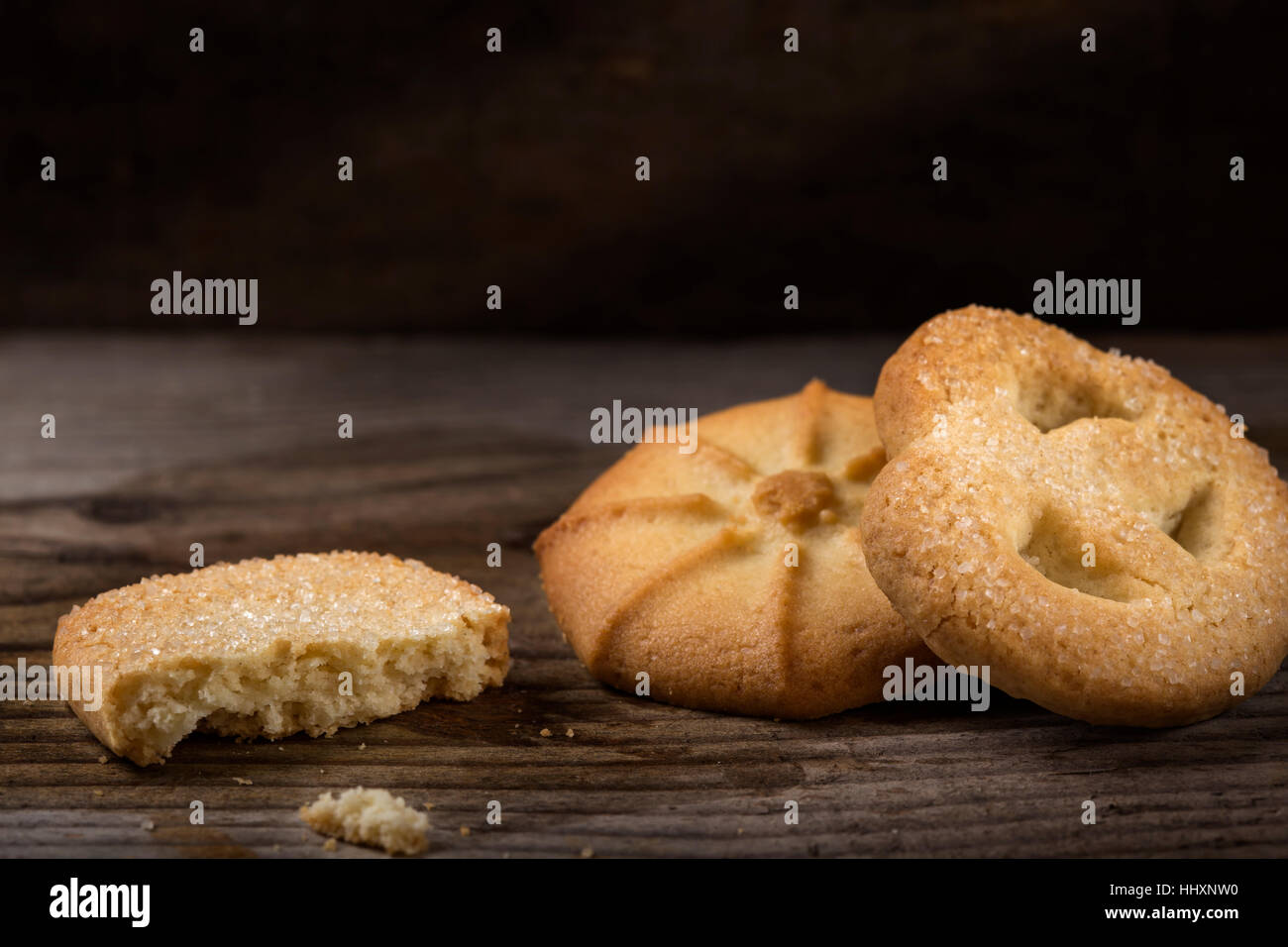 Biscuits et miettes sur fond de bois Banque D'Images