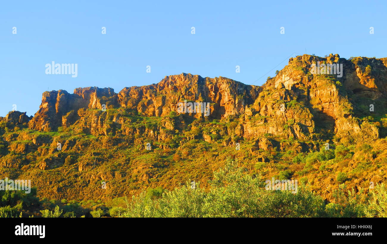 Grand mur rocheux dans la campagne andalouse Banque D'Images