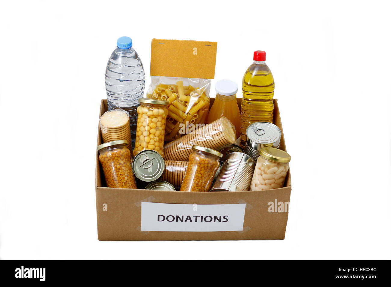 La nourriture dans une boîte de donation pour le besoin et la pauvreté la charité, isolé dans un fond blanc Banque D'Images