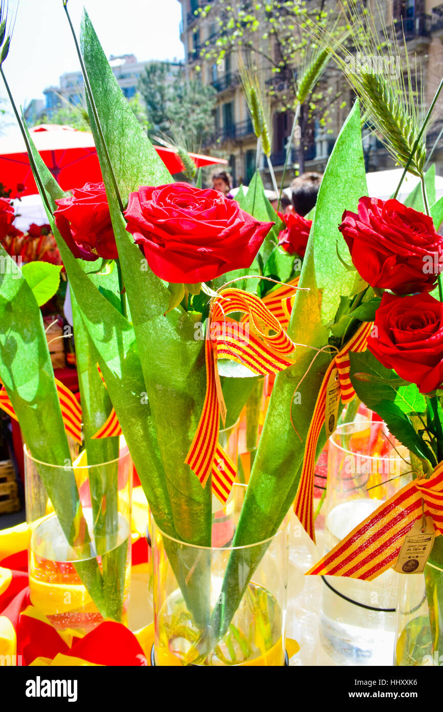 Roses rouges et le drapeau catalan. Sant Jordi, le Saint Georges 24. Barcelone, Catalogne, Espagne Banque D'Images