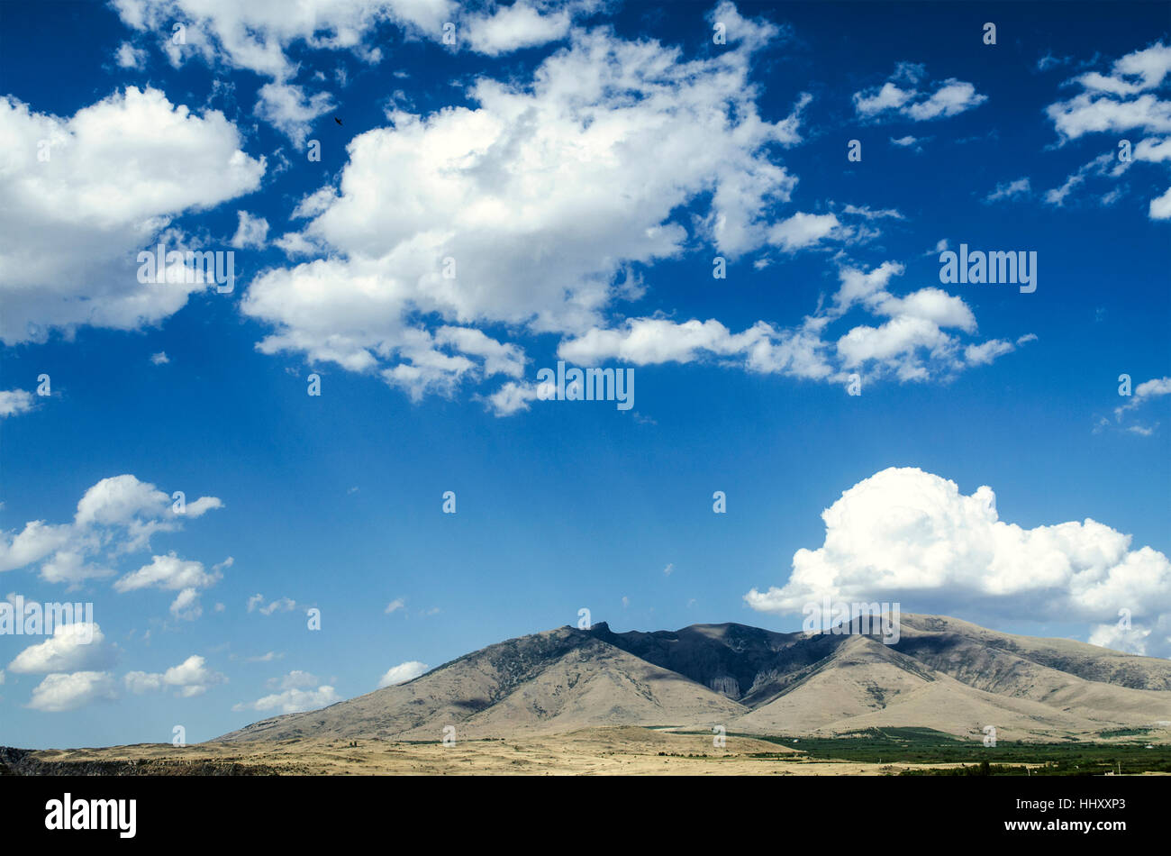 Le mont Ara ler dans la journée ensoleillée d'automne sur le fond bleu du ciel couvert par les nuages Banque D'Images