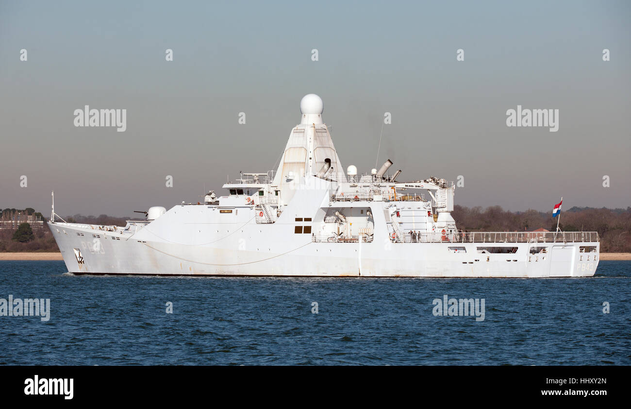 Le HNLMS Groningen (P843) Holland-classe patrouilleur navire exploité par la Marine royale néerlandaise, entrant dans l'eau de Southampton. Banque D'Images