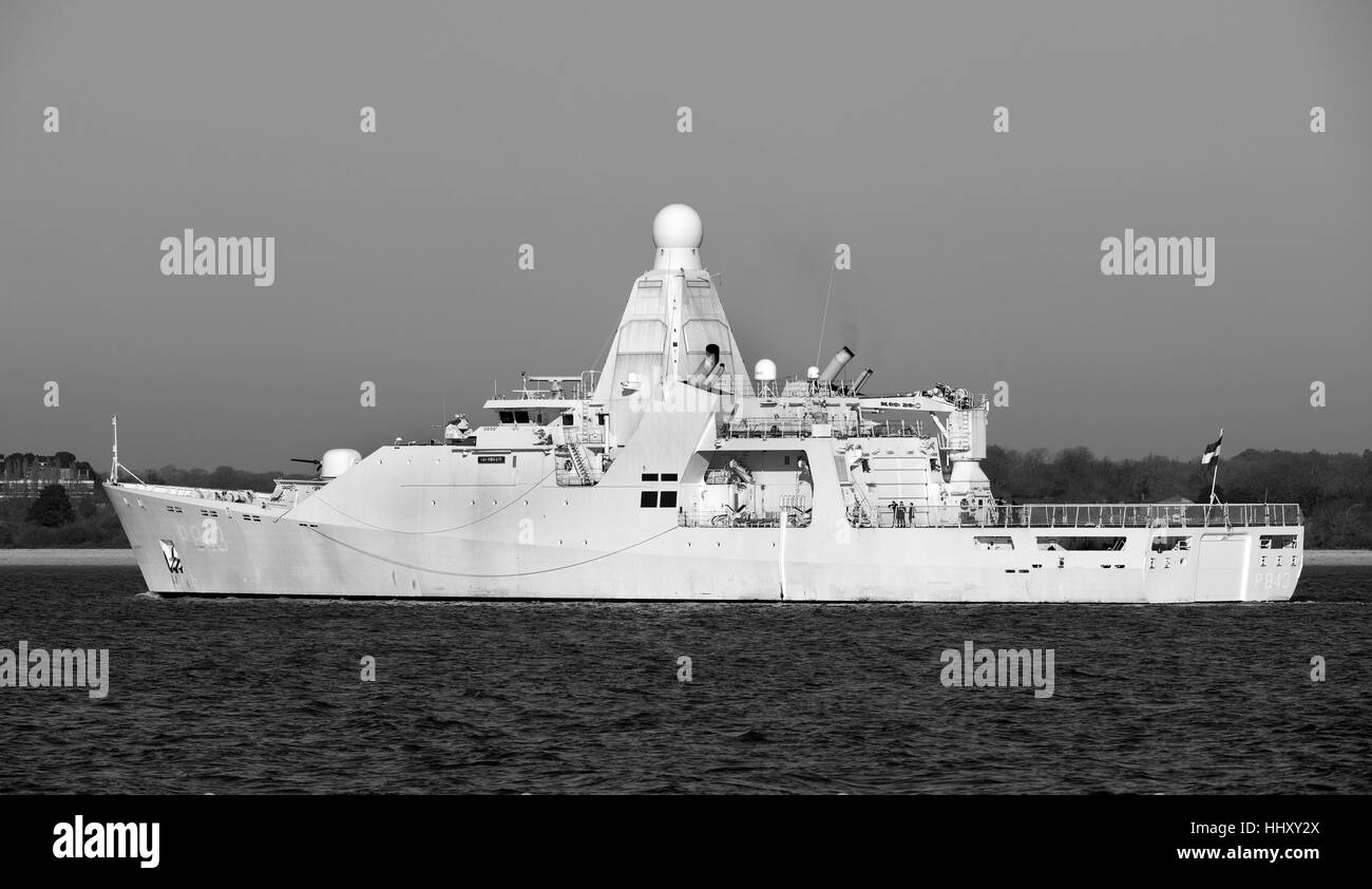 Le HNLMS Groningen (P843) Holland-classe patrouilleur navire exploité par la Marine royale néerlandaise, entrant dans l'eau de Southampton. Banque D'Images