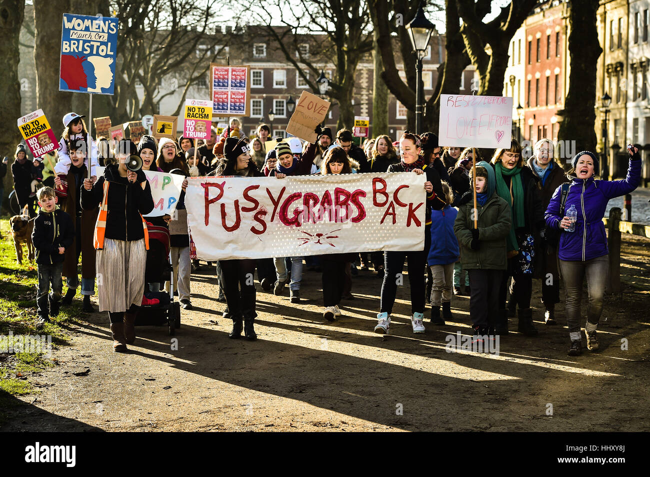 Remarque : LA LANGUE EDS portent des pancartes à Bristol à une marche pour promouvoir les droits des femmes dans le sillage de l'élection américaine. Banque D'Images