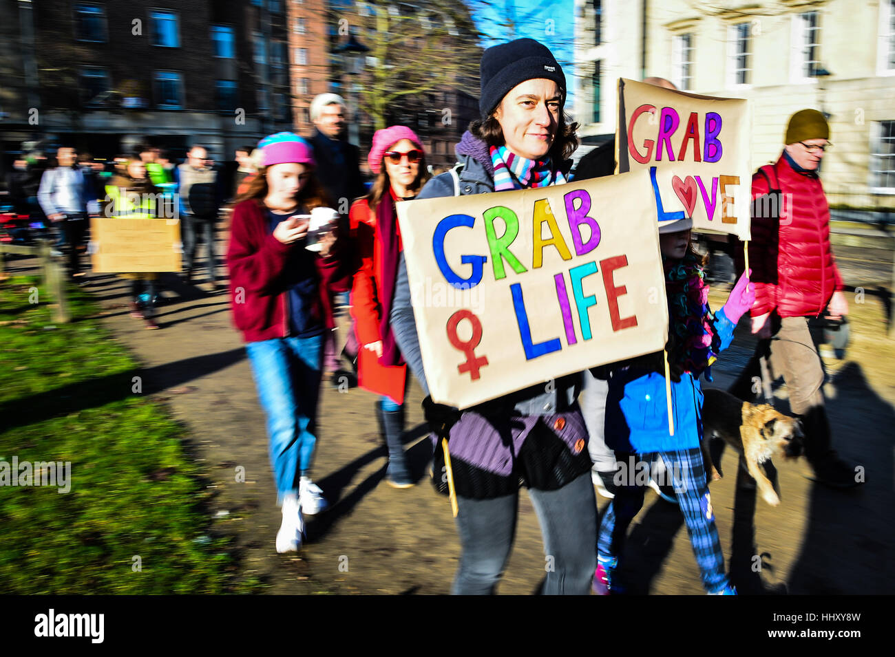Les manifestants portent des pancartes à Bristol à une marche pour promouvoir les droits des femmes dans le sillage de l'élection américaine. Banque D'Images