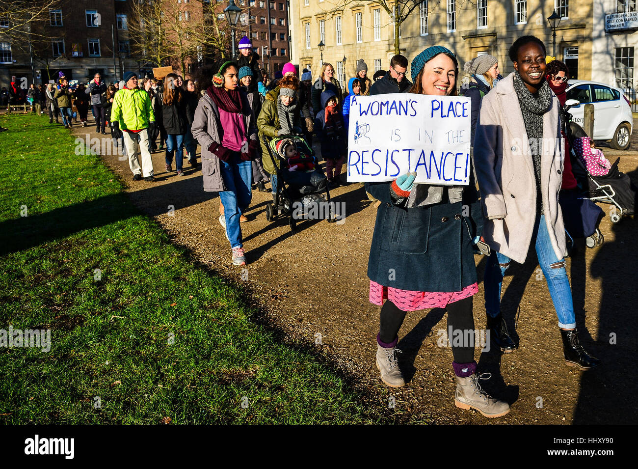 Les manifestants portent des pancartes à Bristol à une marche pour promouvoir les droits des femmes dans le sillage de l'élection américaine. Banque D'Images