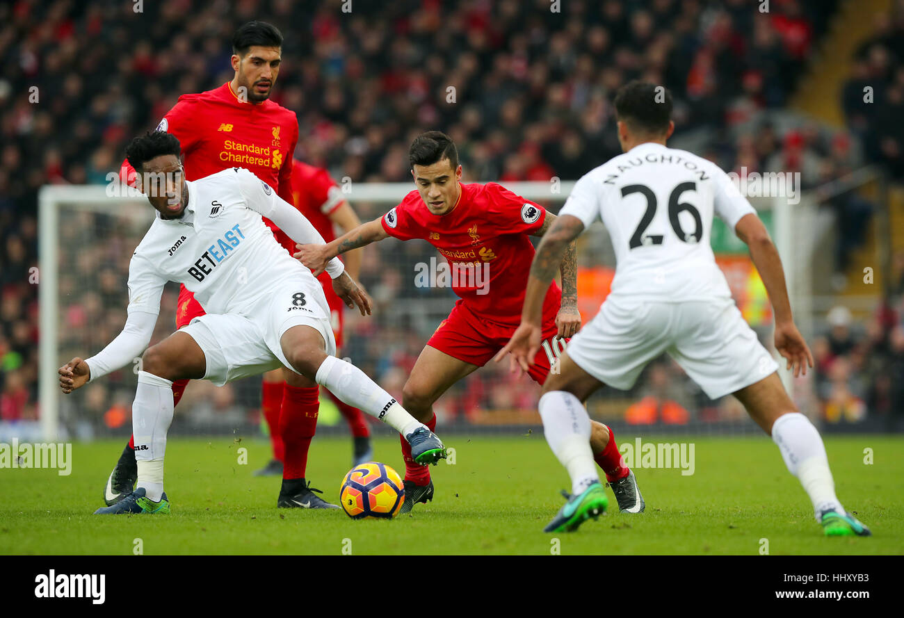 La ville de Swansea Leroy Fer (à gauche) de Liverpool, Philippe Coutinho (centre) et Swansea City's Kyle Naughton bataille pour la balle durant le premier match de championnat à Anfield, Liverpool. Banque D'Images