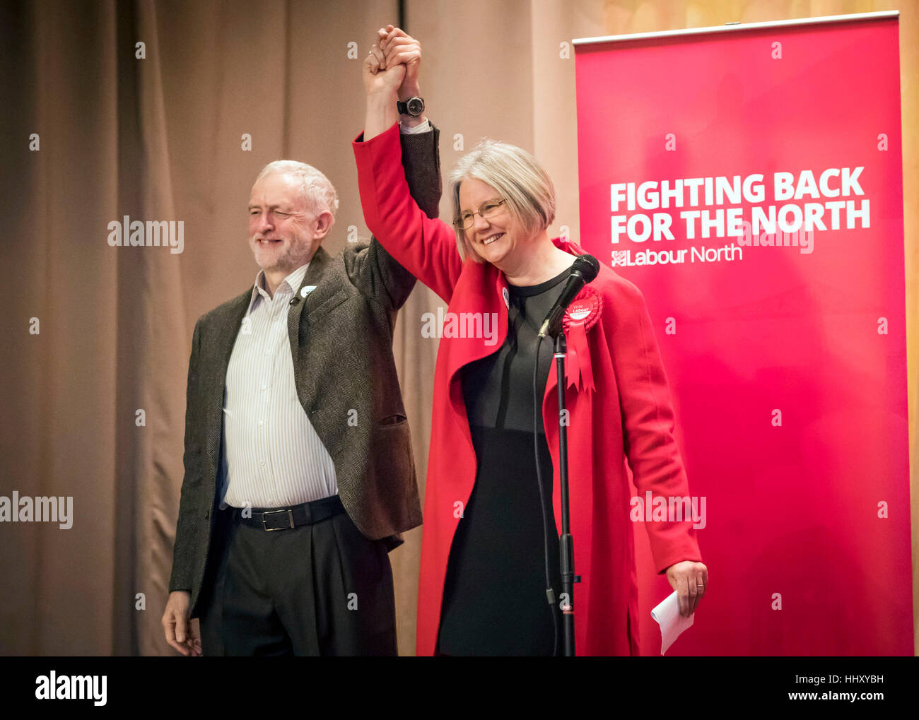 Leader du travail et de la main-d'Jeremy Corbyn candidat pour l'élection partielle de Copeland Gillian Troughton sur la campagne électorale à Cleator Moor Hall civique, avant les Copeland élection partielle. Banque D'Images