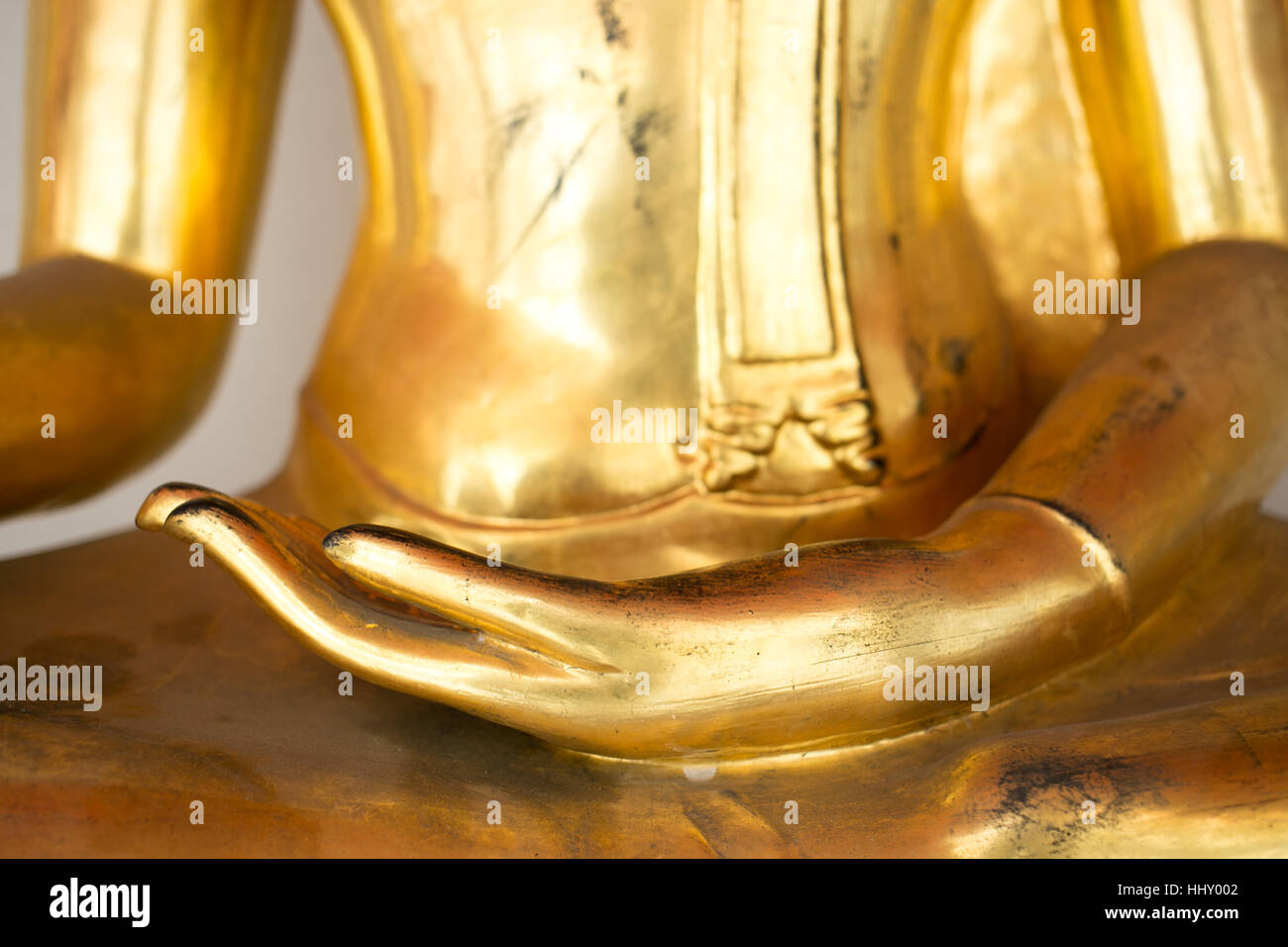 Main gauche de vieil or statue de Bouddha assis jambes croisées Photo Stock Alamy