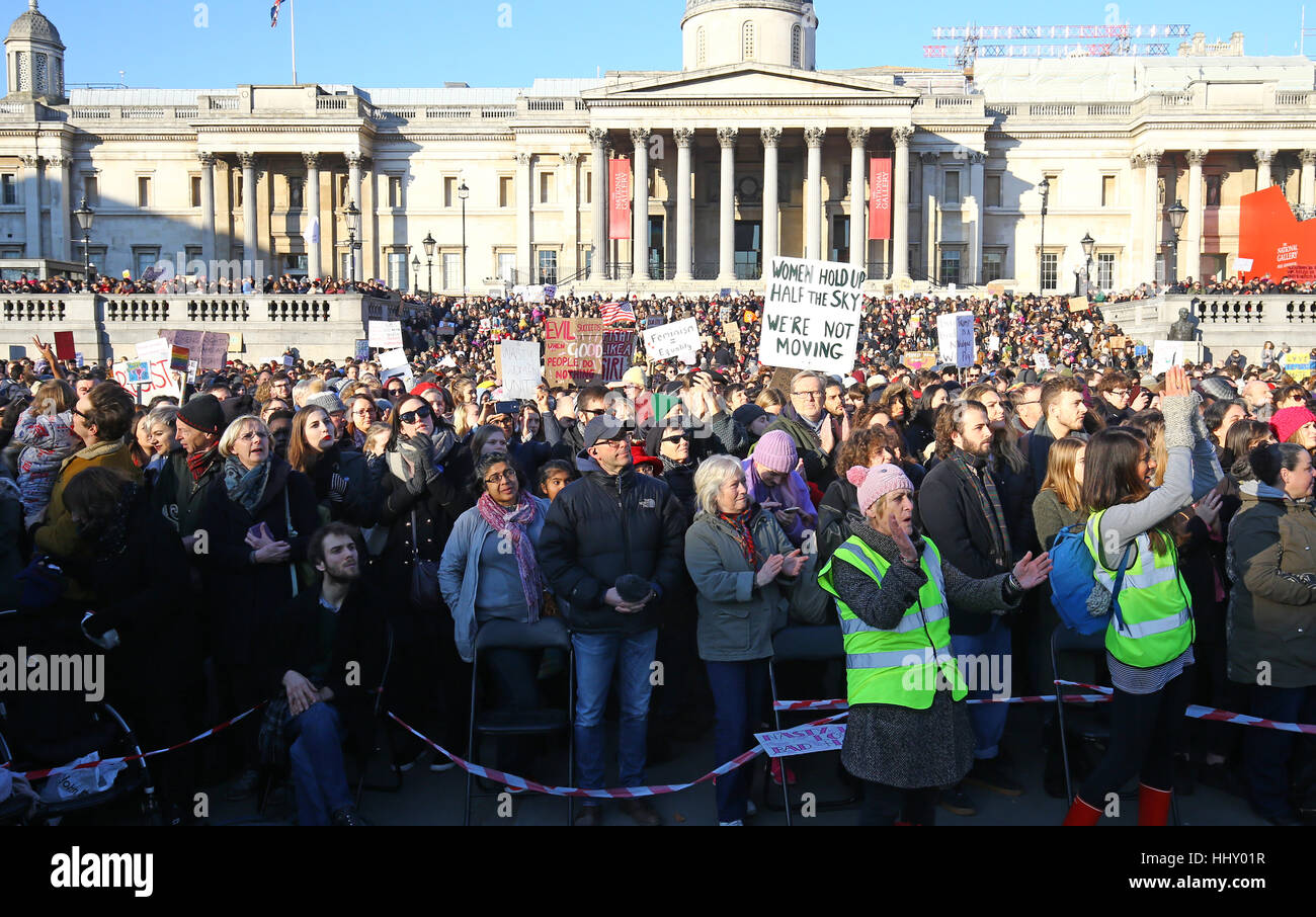 Les protestataires à Trafalgar Square à Londres, pendant une marche pour promouvoir les droits des femmes dans le sillage de l'élection américaine. Banque D'Images