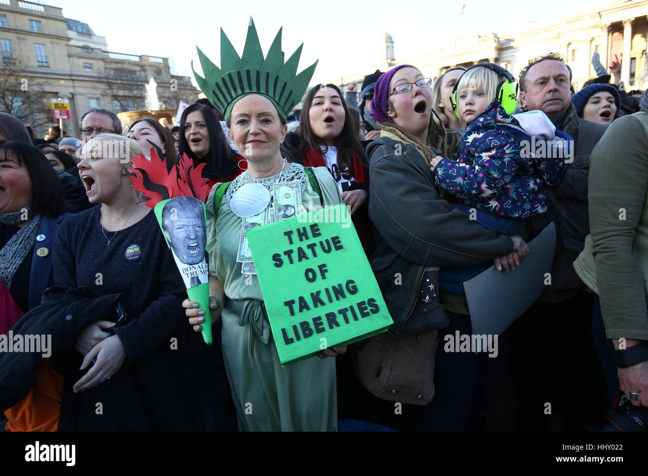 Les protestataires à Trafalgar Square à Londres, pendant une marche pour promouvoir les droits des femmes dans le sillage de l'élection américaine. Banque D'Images