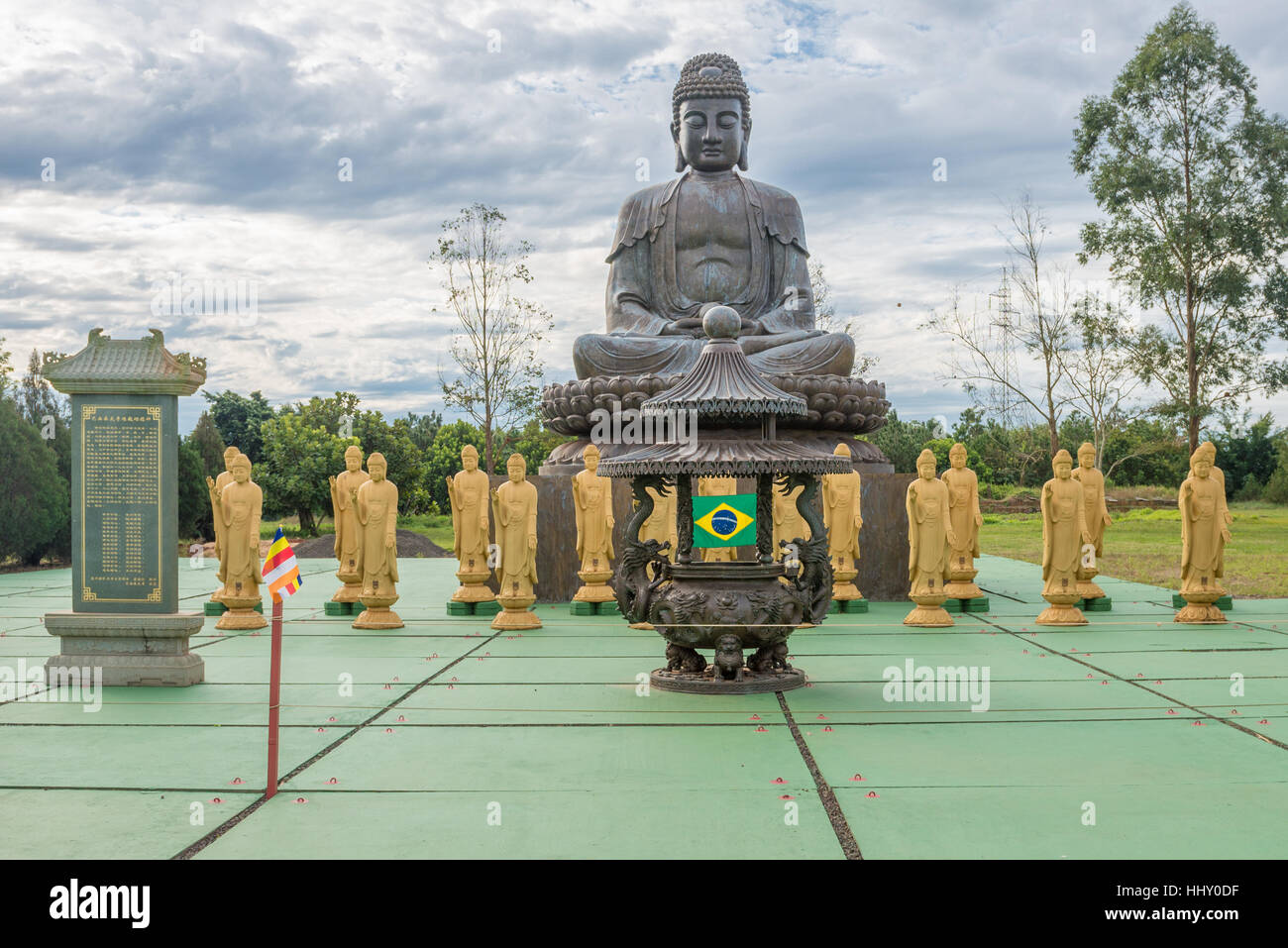 Le temple bouddhiste avec statue de Bouddha géant dans la région de Foz do Iguaçu, Brésil. Banque D'Images