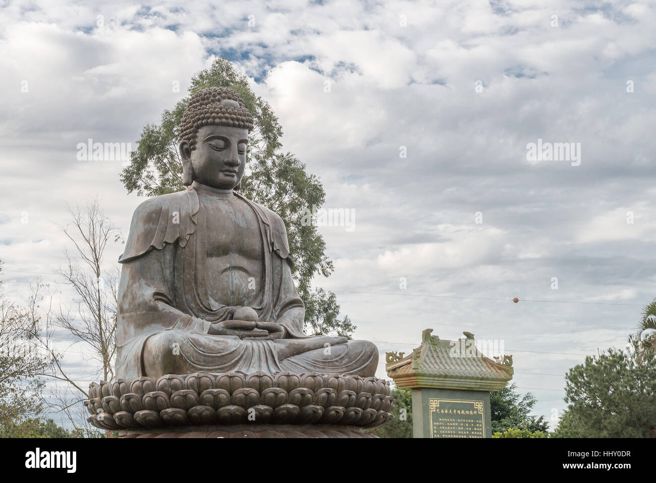 Le temple bouddhiste avec statue de Bouddha géant dans la région de Foz do Iguaçu, Brésil. Banque D'Images