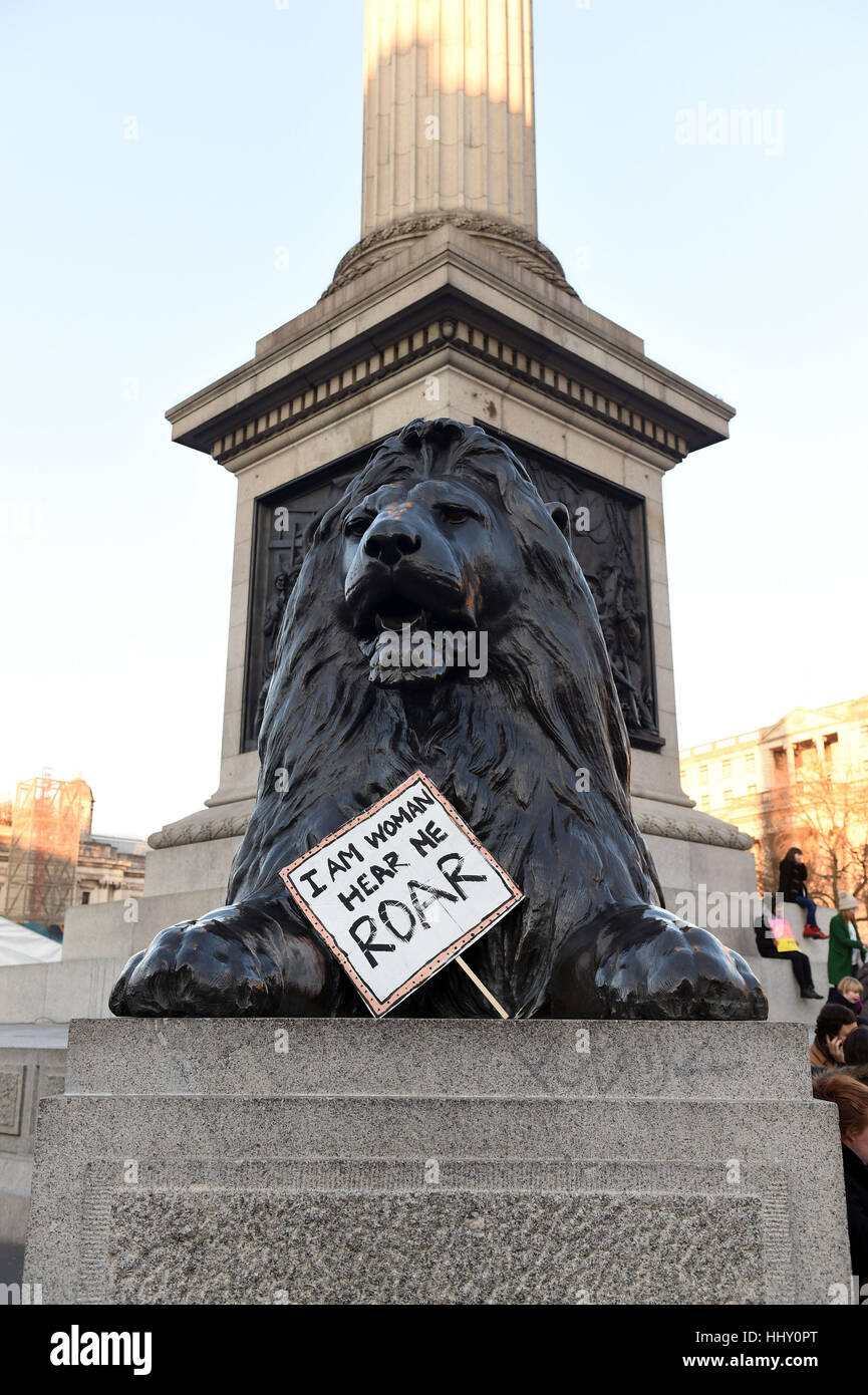 Une affiche placée à côté d'un des lions au pied de la Colonne Nelson à Trafalgar Square par des manifestants qui prennent part à une manifestation dans le centre de Londres pour promouvoir les droits des femmes dans le sillage de l'élection américaine. Banque D'Images