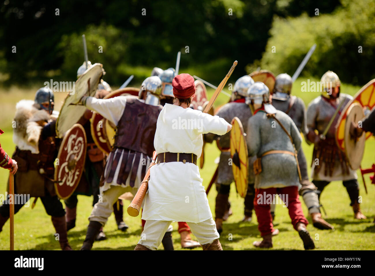 Britanniques et soldats romains antiques au combat, avec une femme archer Banque D'Images