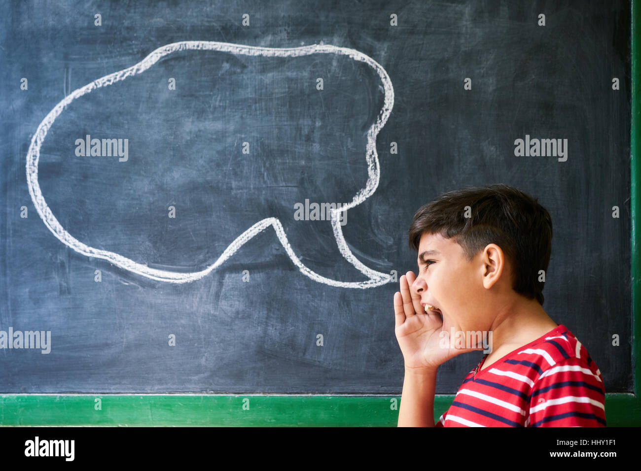 Concept sur tableau noir à l'école. Les jeunes, d'étudiants et d'élèves en classe. Boy crier en classe avec dessin de nuage sur tableau noir. Po Banque D'Images