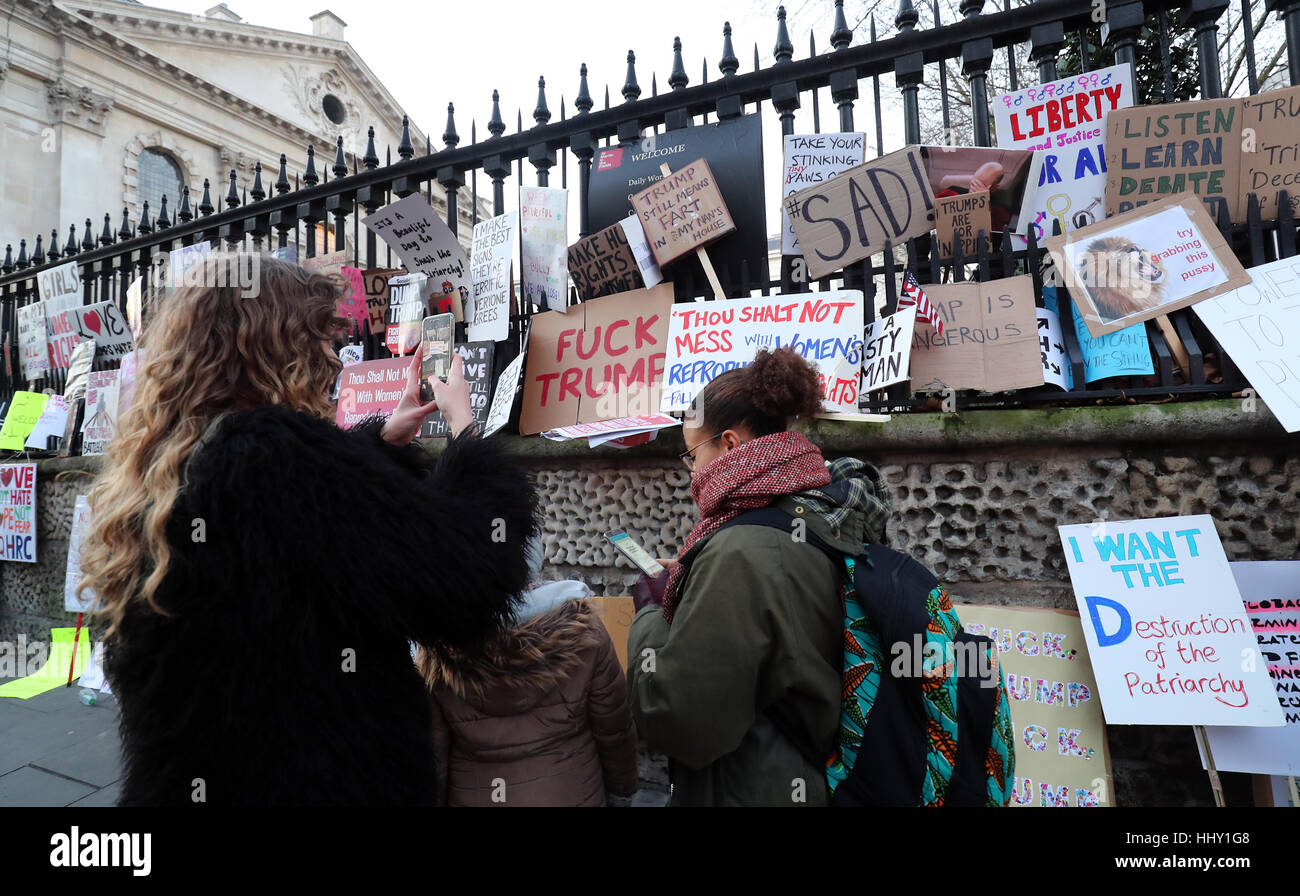 NOTE DU RÉDACTEUR LANGUE SUR PLACARD Femmes photographie banderoles de gauche sur Rue Duncannon, Londres, à la suite d'une marche pour promouvoir les droits des femmes dans le sillage de l'élection américaine. Banque D'Images