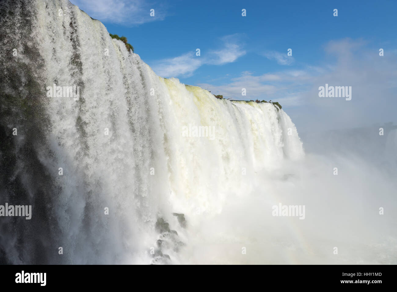 Fermer la vue d'une des chutes d'eau en vertu de Cataratas ciel bleu et beaucoup de vapeur d'eau dans l'air à la Foz do Iguassu, Brésil. Banque D'Images