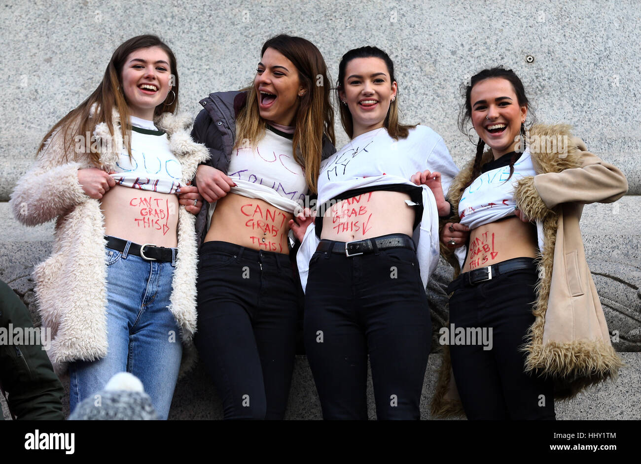 Des manifestants à Londres pendant une marche pour promouvoir les droits des femmes dans le sillage de l'élection américaine. Banque D'Images