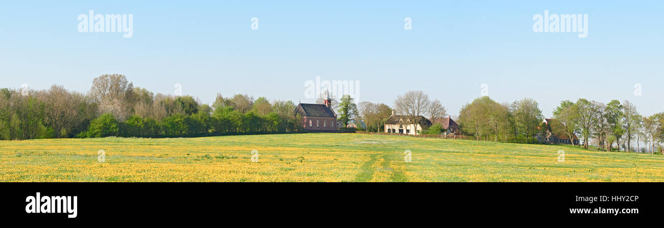 Panorama du village Rottum construit sur un tertre - mound Banque D'Images