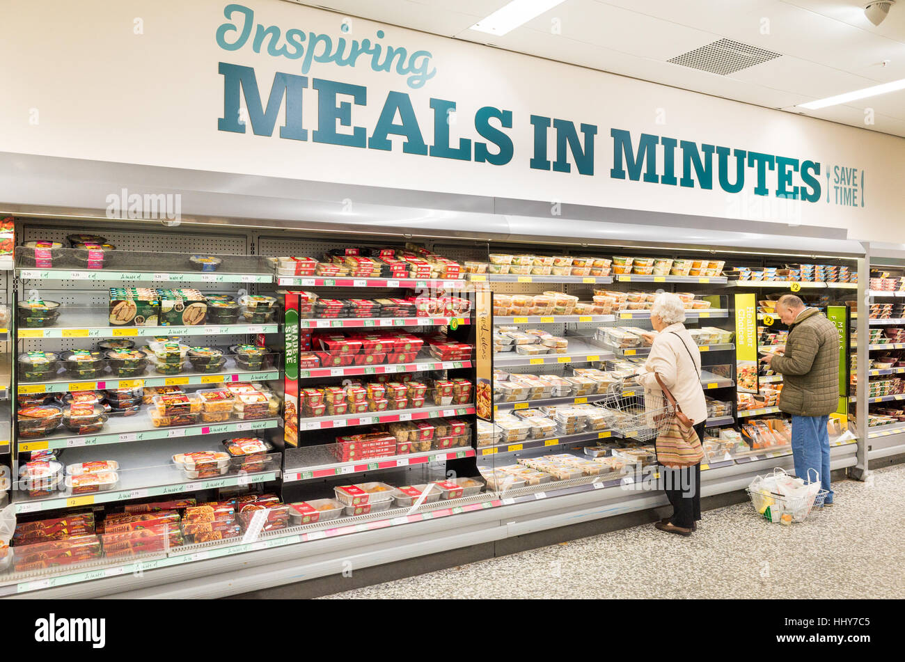 Les personnes âgées shopping pour les repas prêts à supermarché Morrisons, London, England, UK Banque D'Images