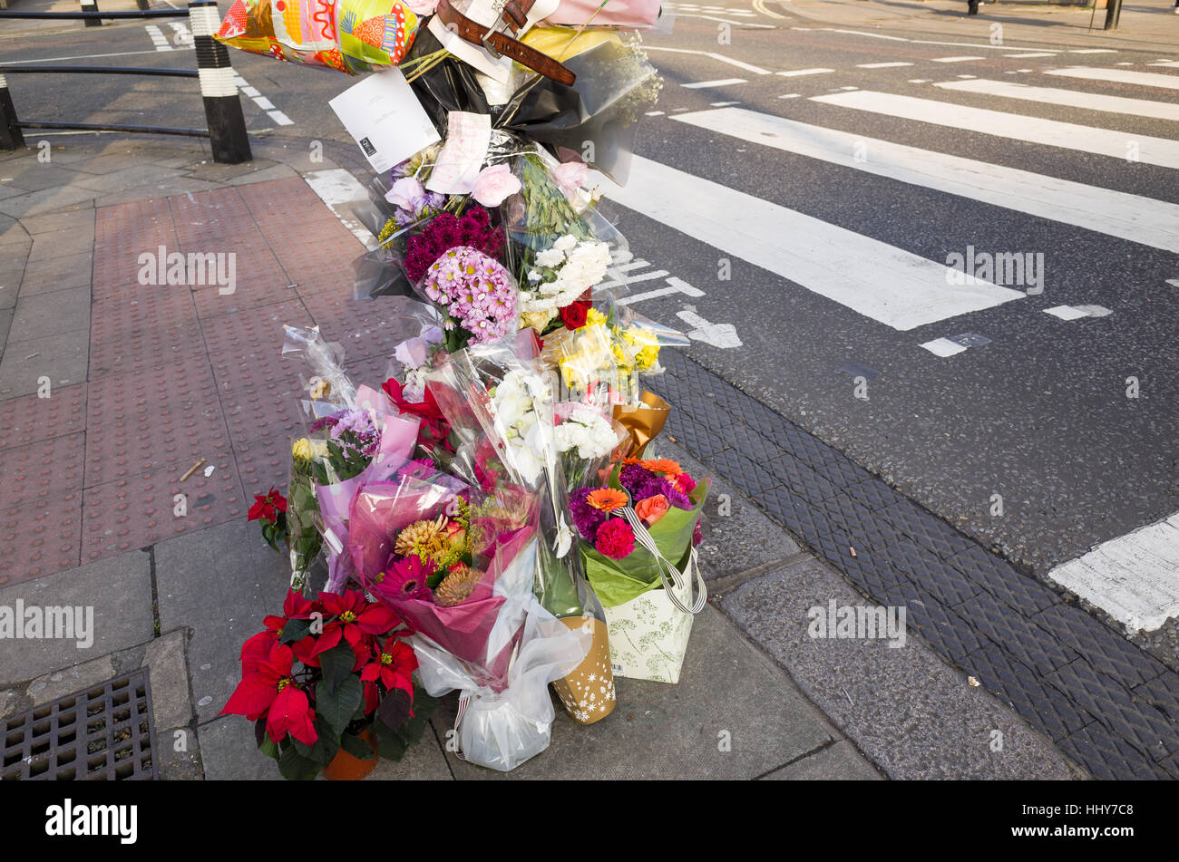 Bouquets de fleurs à gauche au point où un adolescent a été tué dans un accident de la circulation, London, England, UK Banque D'Images