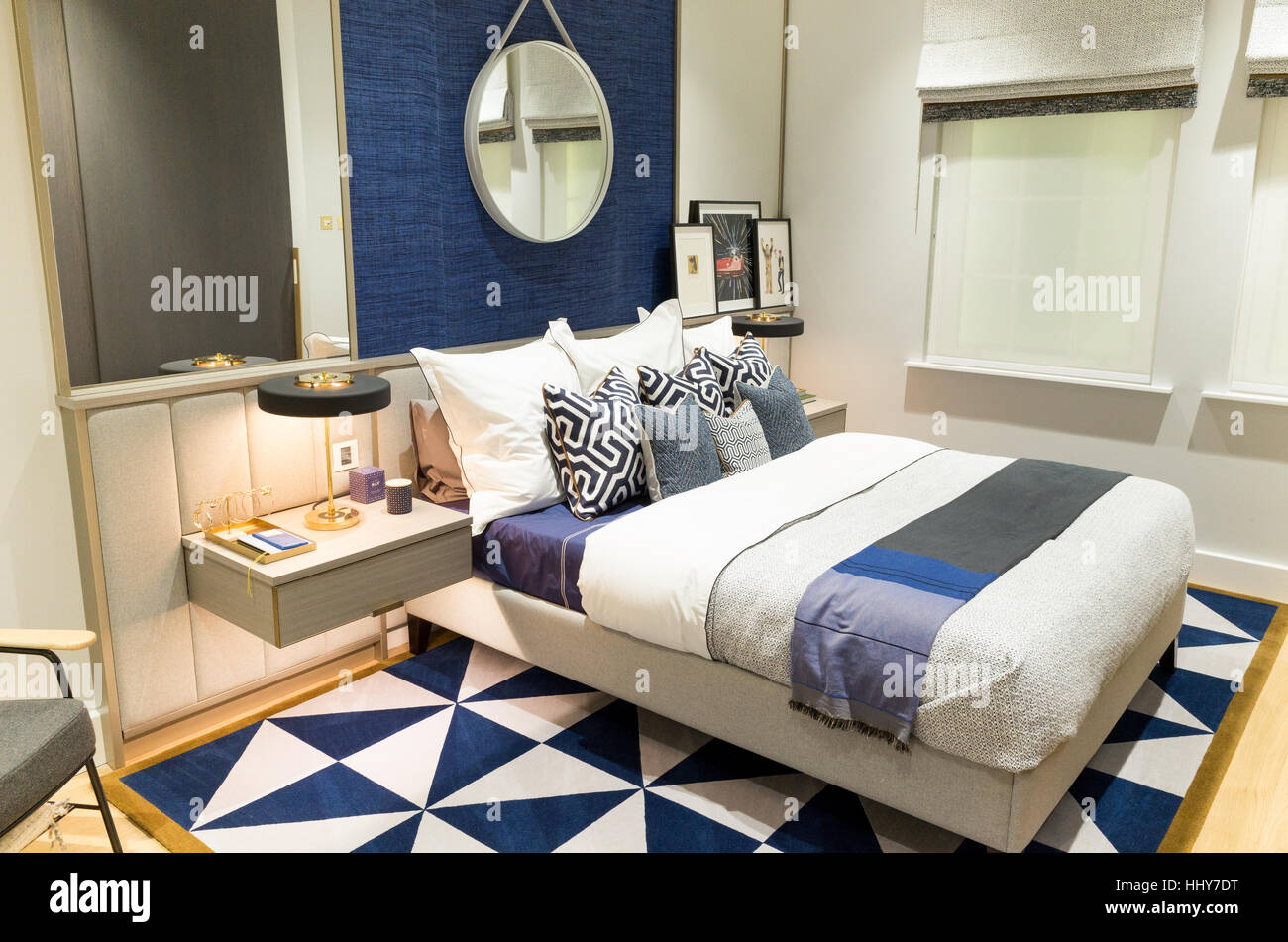 Dans la chambre à coucher appartement showroom marketing suite d'un nouveau développement immobilier, England, UK Banque D'Images