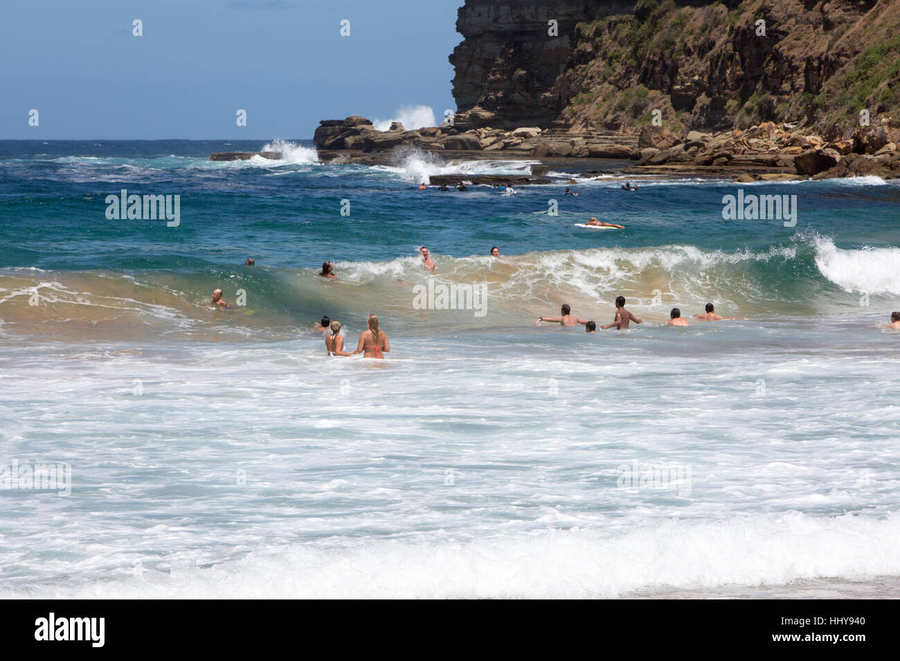 Les gens dans le surf à Macmasters Beach,Côte centrale de la Nouvelle-Galles du Sud, Australie Banque D'Images