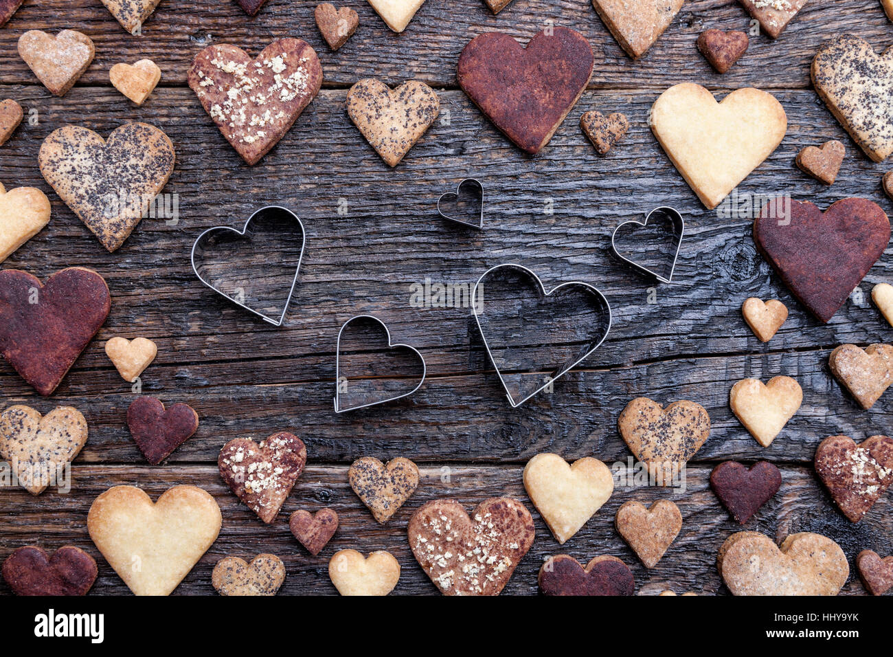 De délicieux cookies en forme de coeur avec l'amour sur fond de bois Banque D'Images